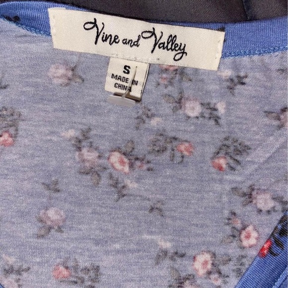 Vine and Valley Floral Blouse - Picture 3 of 3